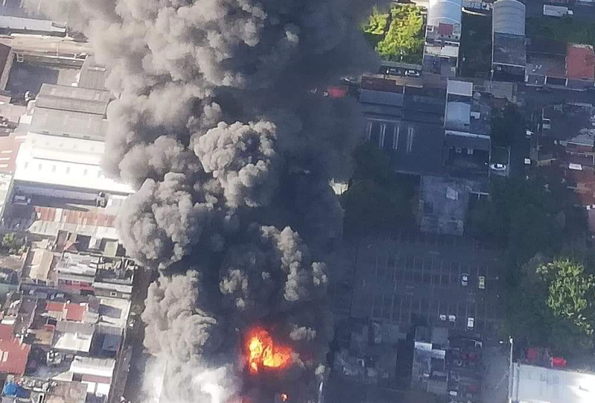 Así se ve desde el aire el incendio que afecta varias bodegas de plástico en la zona dos de Mixco. (Foto Prensa Libre: Cortesía Conred)