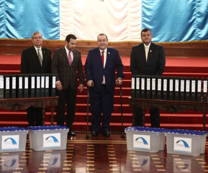 Jimmy Morales y Alejandro Giammattei se reúnen en el Palacio Nacional como parte del proceso de transición. (Foto Prensa Libre: Carlos Hernández). 

