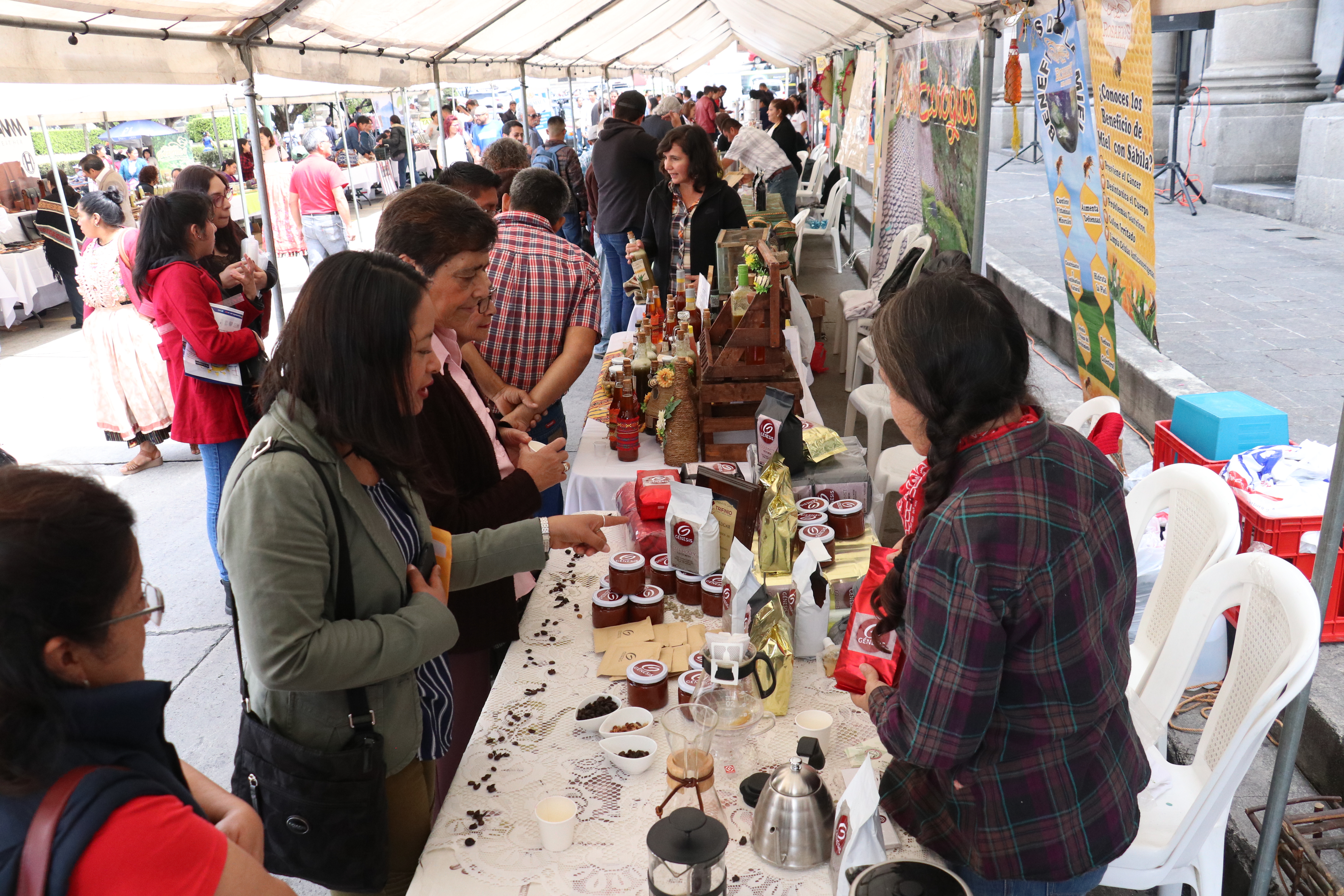 En su primer día la feria reunió cientos de personas que adquirieron productos realizados en el oriente. (Foto Prensa Libre: Raúl Juárez)