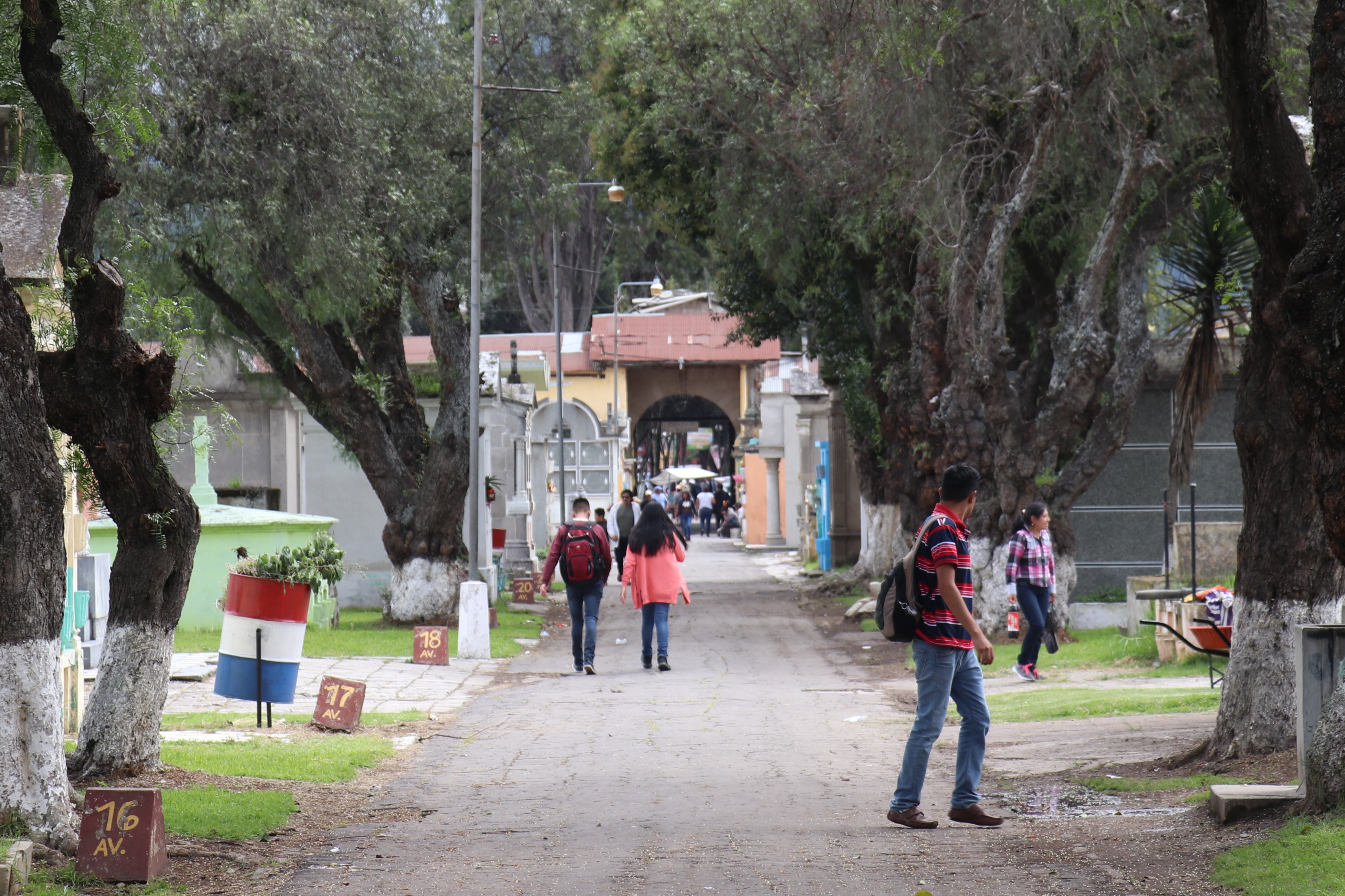 Más de cien mil personas se esperan que visiten el cementerio de Quetzaltenango. (Foto Prensa Libre: Raúl Juárez)