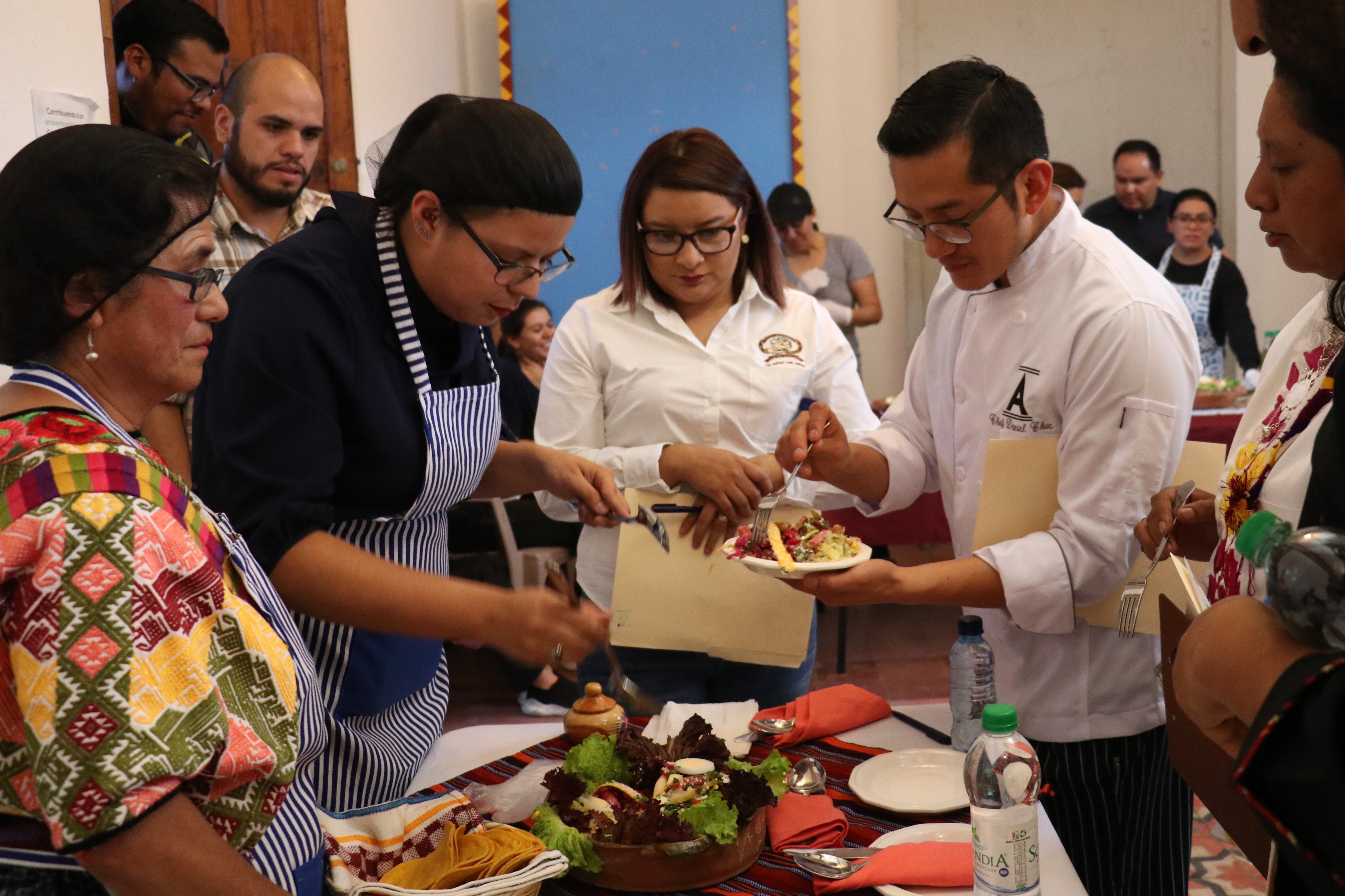 Los jueces degustaron cada platillo y escucharon la exposición de cada participante para deliberar el resultado. (Foto Prensa Libre: Raúl Juárez)