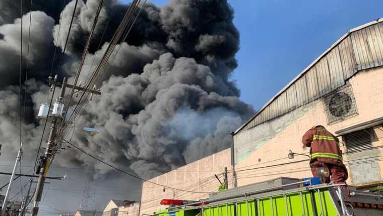 Los bomberos controlaron el incendio después de cuatro horas. (Foto Prensa Libre: Esbin García)