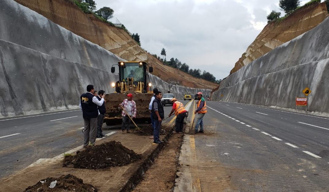 Investigadores del MP inspeccionan área de derrumbes en el Libramiento de Chimaltenango para determinar las anomalías en este proyectco. (Foto Prensa Libre: Cortesía MP).  