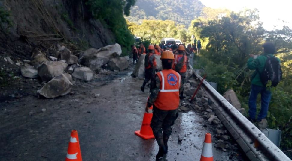 Cuadrilla efectúa labores de limpieza en el derrumbe registrado en el kilómetro 115.5 de la ruta entre San Andrés Semetabaj y Panajachel, Sololá. (Foto Prensa Libre: Conred). 