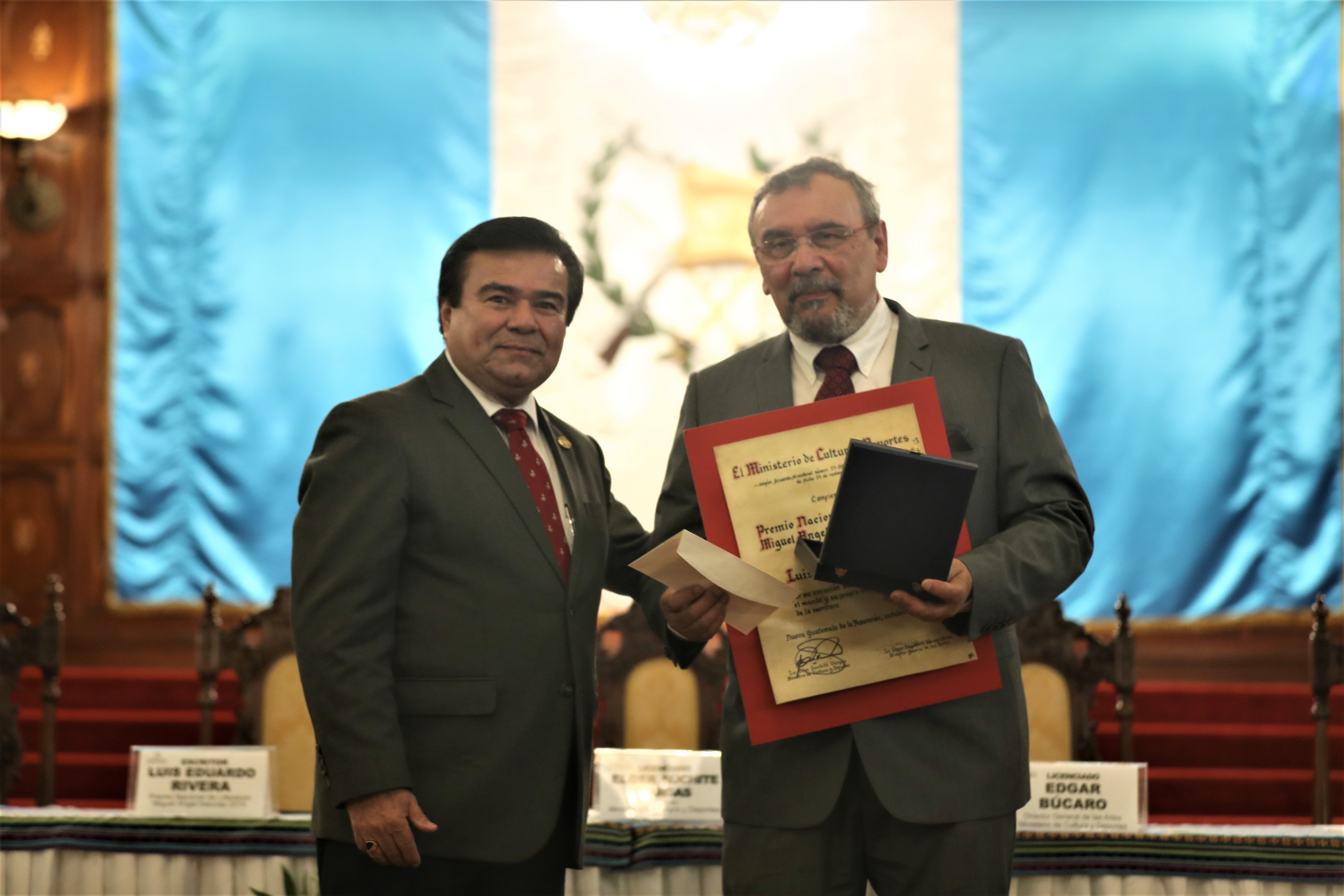 Luis Eduardo Rivera recibe el Premio Nacional de Literatura Miguel Ángel Asturias 2019 de el Ministro de Cultura y Deportes Elder Suchité Vargas.  (Foto Prensa Libre: Óscar Rivas). 