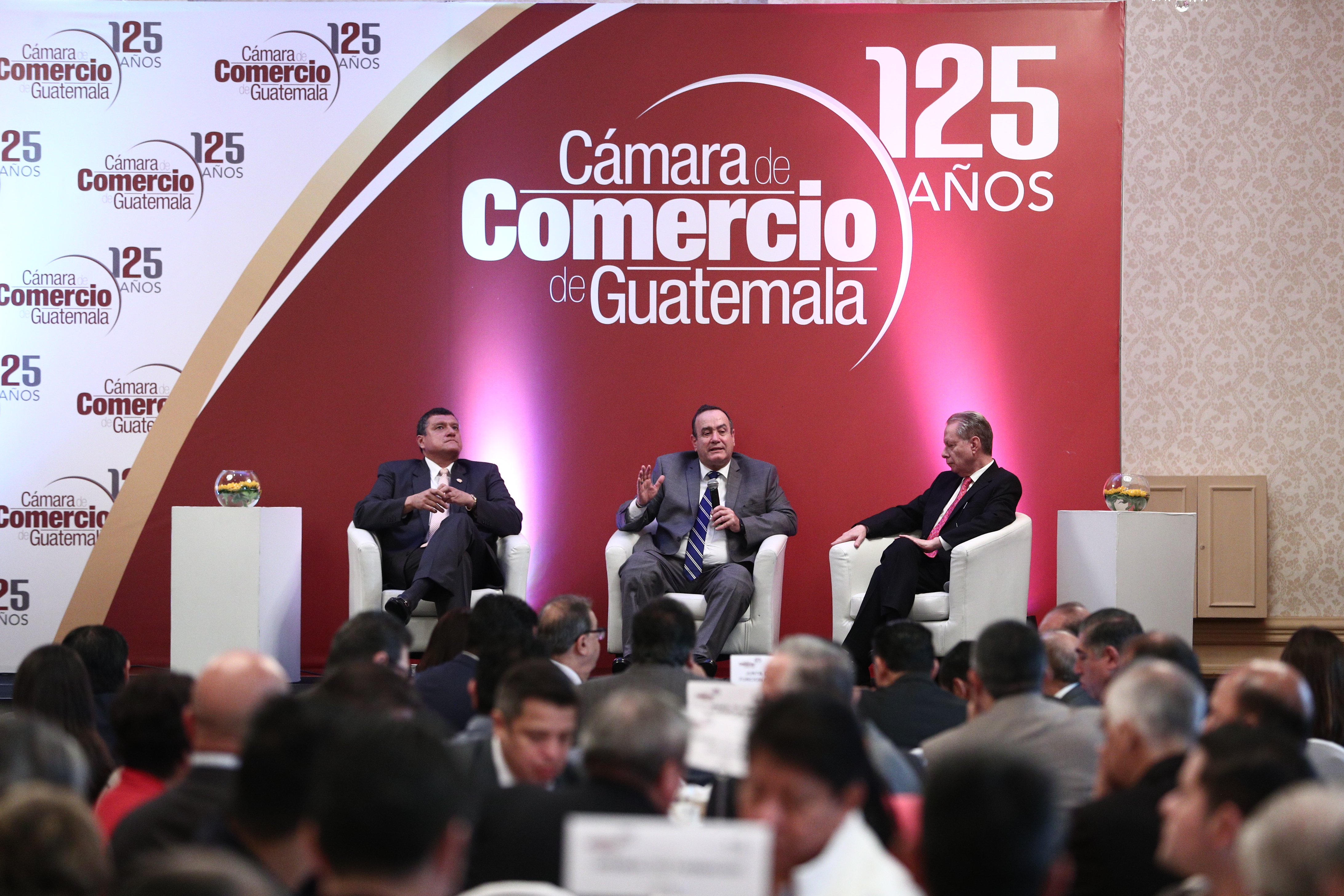 Guillermo Castillo y Alejandro Giammattei, binomio presidencial electo, y Jorge Briz, presidente de la Cámara de Comercio de Guatemala (CCG), participaron en la reunión anual de Gremiales Sectoriales. (Foto Prensa Libre: Carlos Hernández Ovalle)