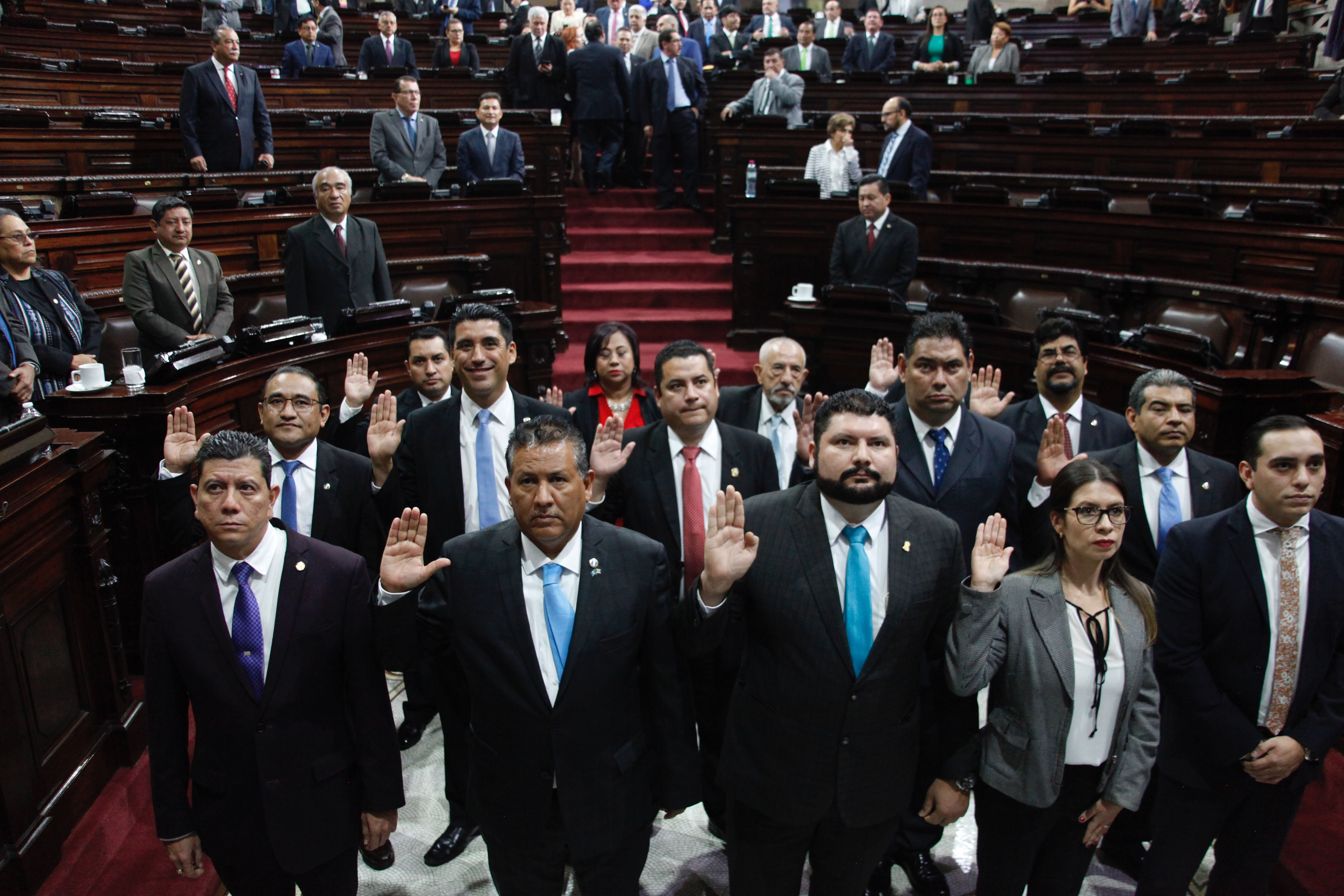 El Congreso juramento a los 12 magistrados de salas de Apelaciones que integrarán la postuladora de CSJ. También fue juramentada la decana de la facultad de Derecho de la Universidad Regional,  Jennifer Nowel Fernández. (Foto Prensa Libre: Noé Medina)