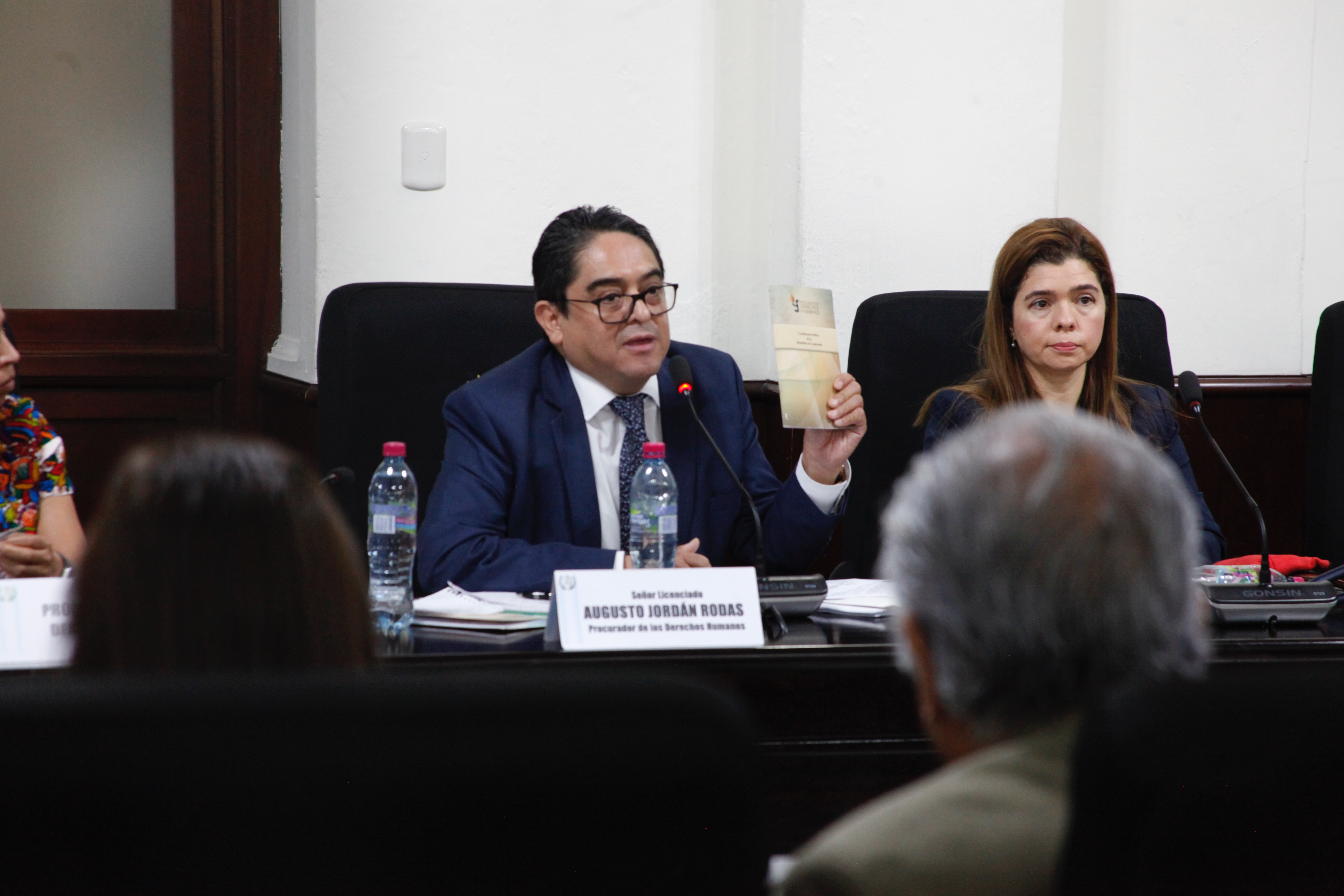 Procurador Jordán Rodas acudió a una citación tensa, dirigida por diputados que buscan a toda costa su destitución. (Foto Prensa Libre: Hemeroteca PL)