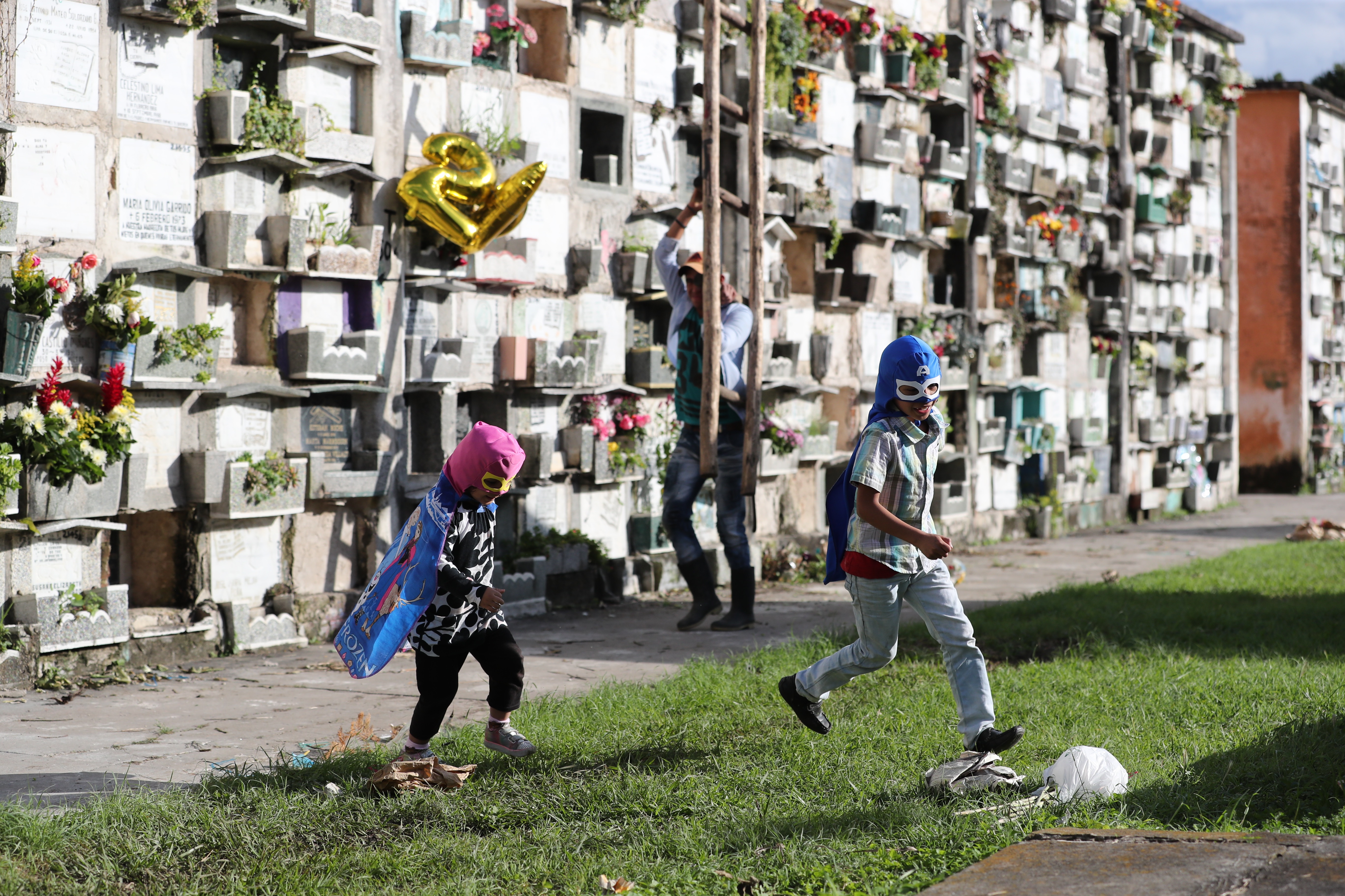 Dos niños juegan disfrazados de superhéroes  en el Cementerio General.  Fotografía prensa Libre: Erick Avila