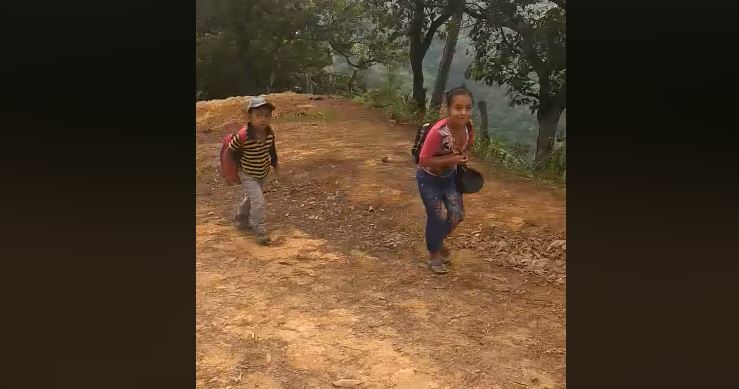 Los estudiantes deben caminar hasta dos horas para llegar a la escuela del caserío Terrero Barroso. (Foto tomada de Facebook). 