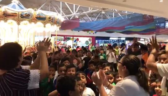 Niños de la Escuela María Cristina Bennett de Roolz muestran su emoción al ingresar al cine. (Foto Prensa Libre: Tomada de @KDBuezo). 