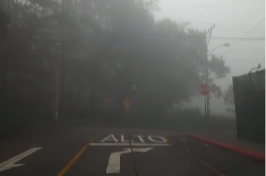 En la capital ha sido constante le presencia de neblina en los últimos días. (Foto Prensa Libre: Astrid Blank)

