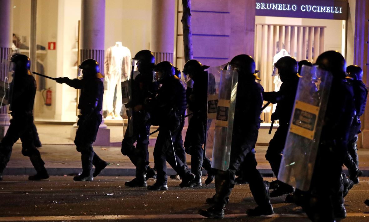 Agentes antimotines tratan de controlar la situación por las manifestaciones en Barcelona. (Foto Prensa Libre: EFE). 