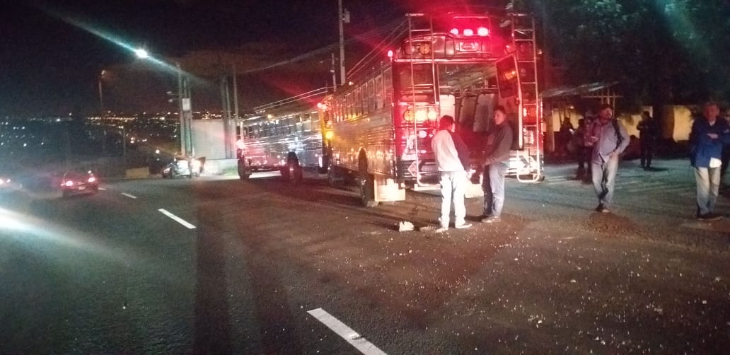 El paso de vehículos es complicado en el km 18 de la ruta al Pacífico rumbo a la capital por un accidente. (Foto Prensa Libre: Dalia Santos)