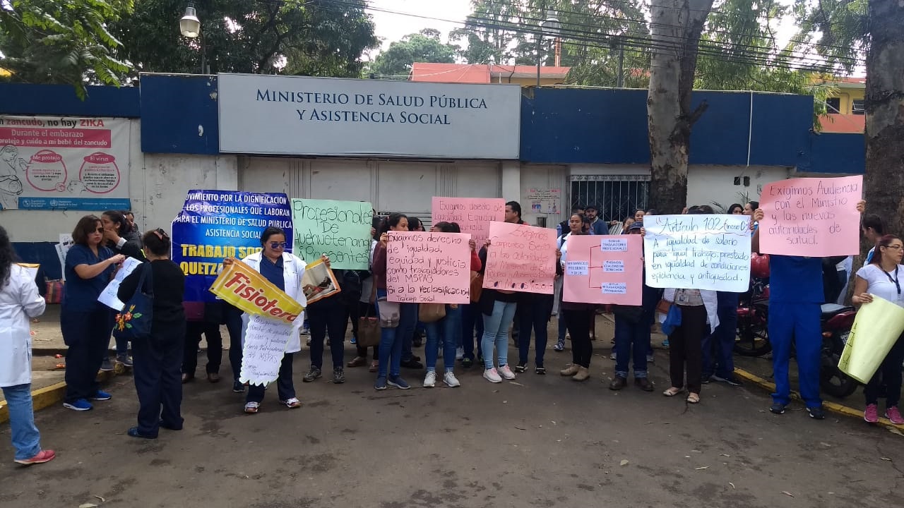 Profesionales de salud protestan frente a la sede del ministerio para ser incluidos en el aumento salarial. (Foto Prensa Libre: Cortesía)