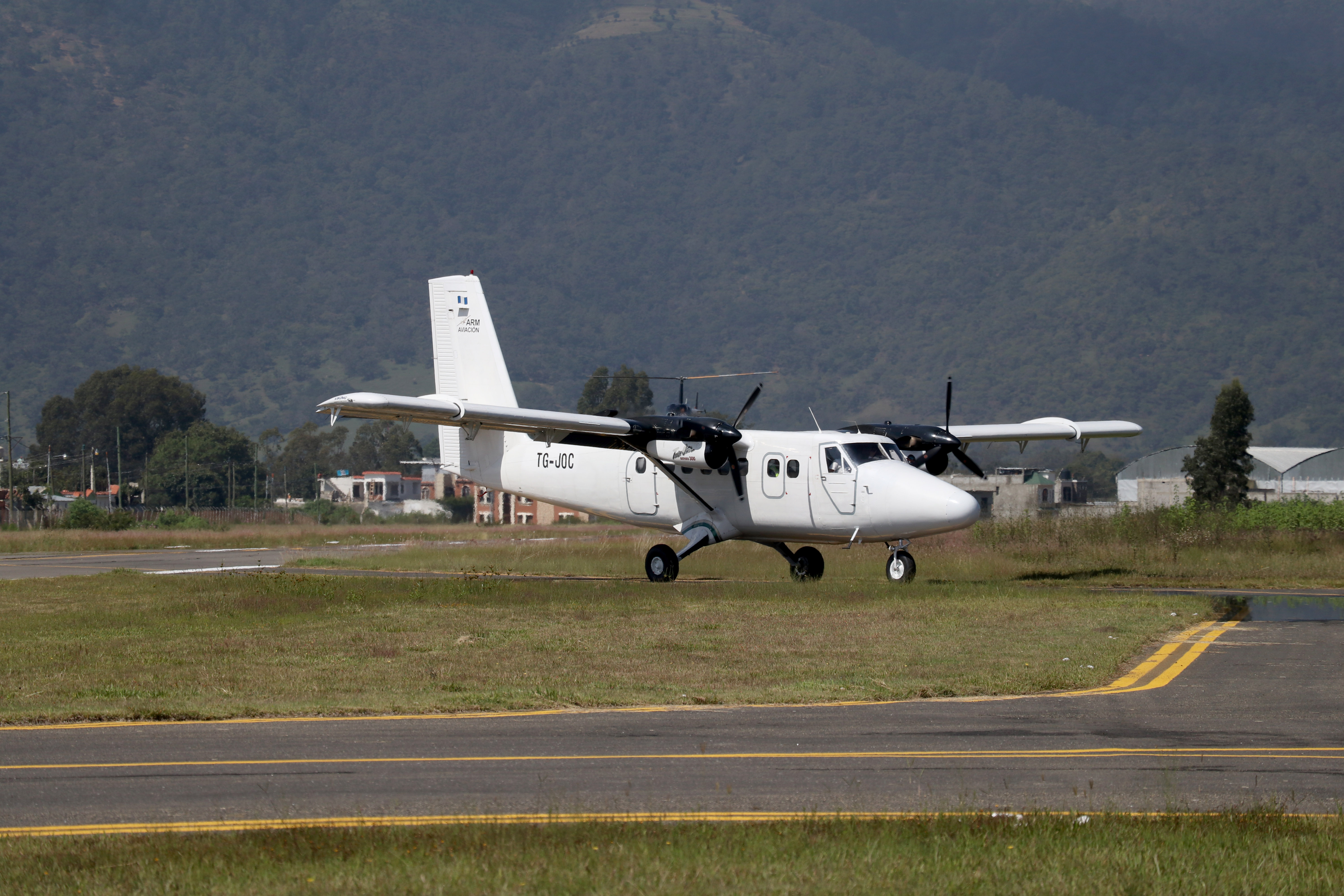 Todos los días hay tráfico aéreo en el aeródromo de Huehuetenango. (Foto Prensa Libre:  Mike Castillo)