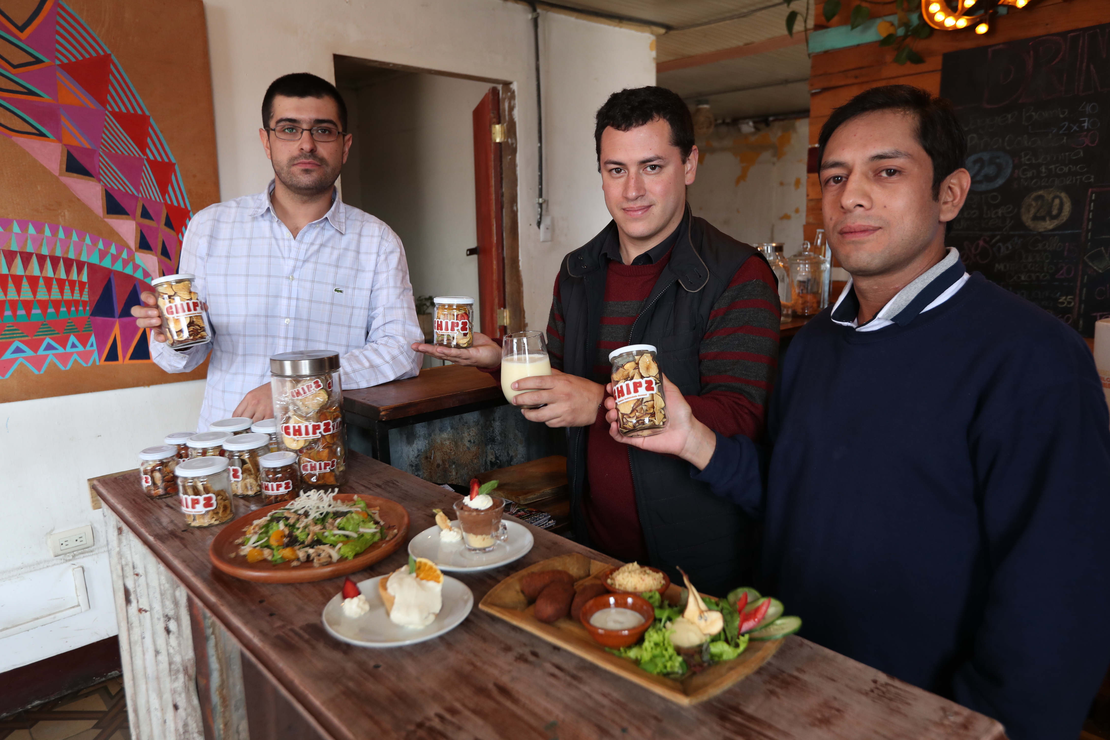 Mauricio Argueta, Edgar Reyes y José Castillo creadores de la empresa planean que su producto se venda en las universidades. (Foto Prensa Libre: María Longo)