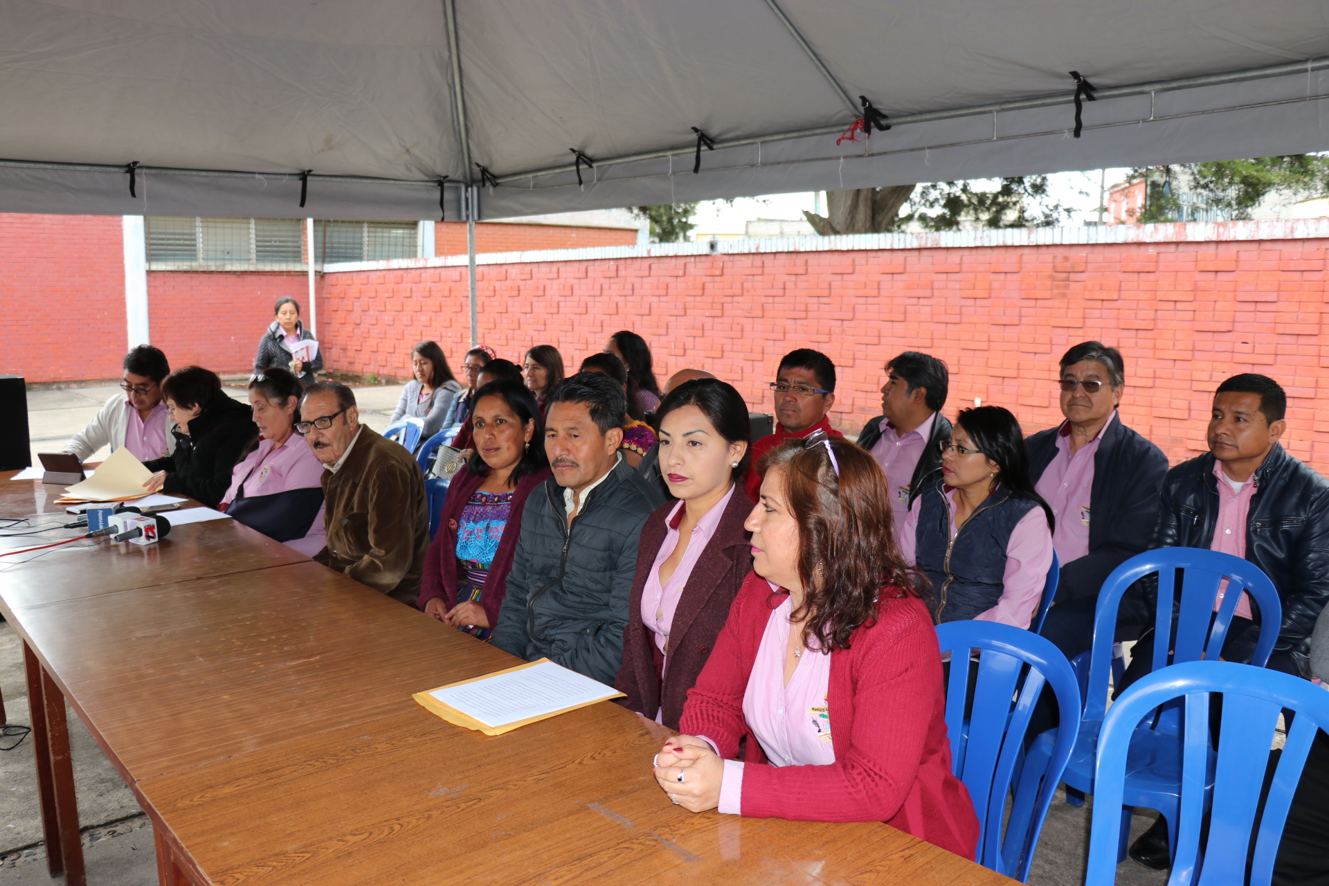 Autoridades del Instituto Francisco Jiménez argumentan que en terrenos del centro educativo no se puede construir otro edificio que no sea para uso exclusivo de los estudiantes. (Foto Prensa Libre: Héctor Cordero)	