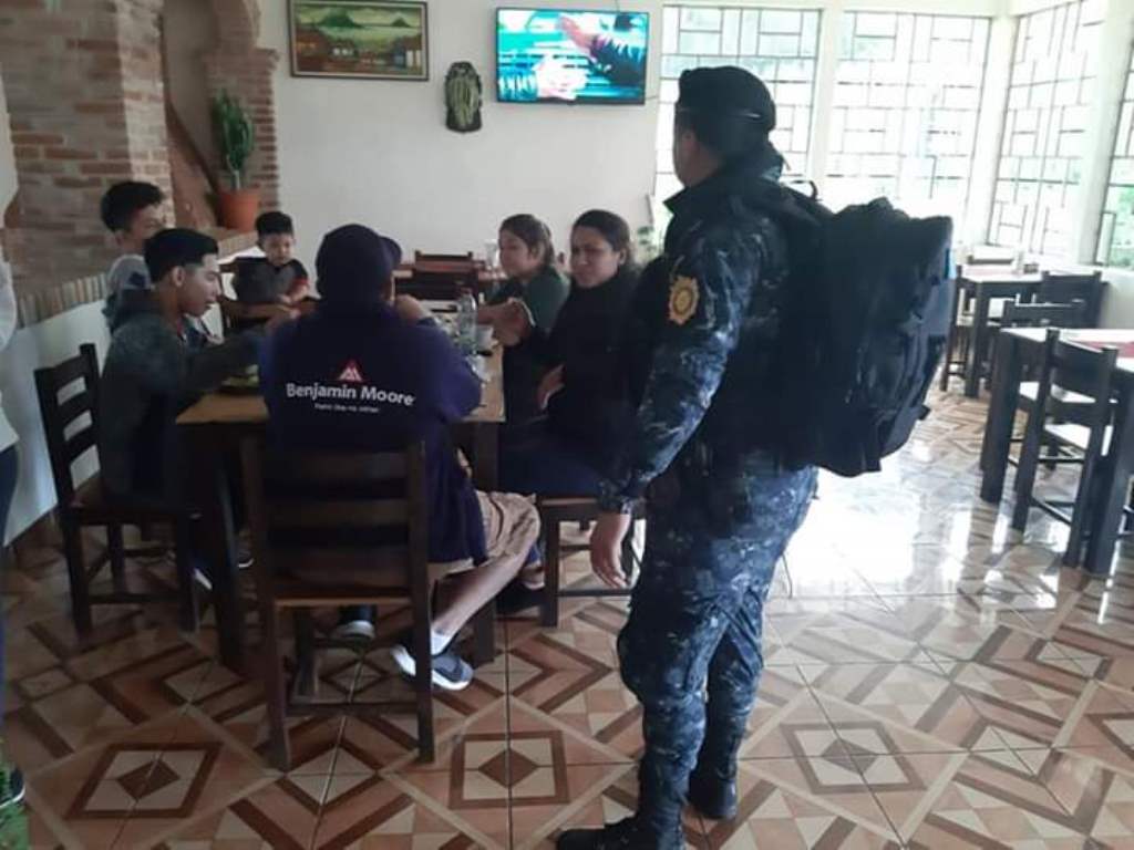 La Policía Nacional Civil interceptó a 10 migrantes  en la ruta Interamericana. (Foto Prensa Libre: Cortesía) 