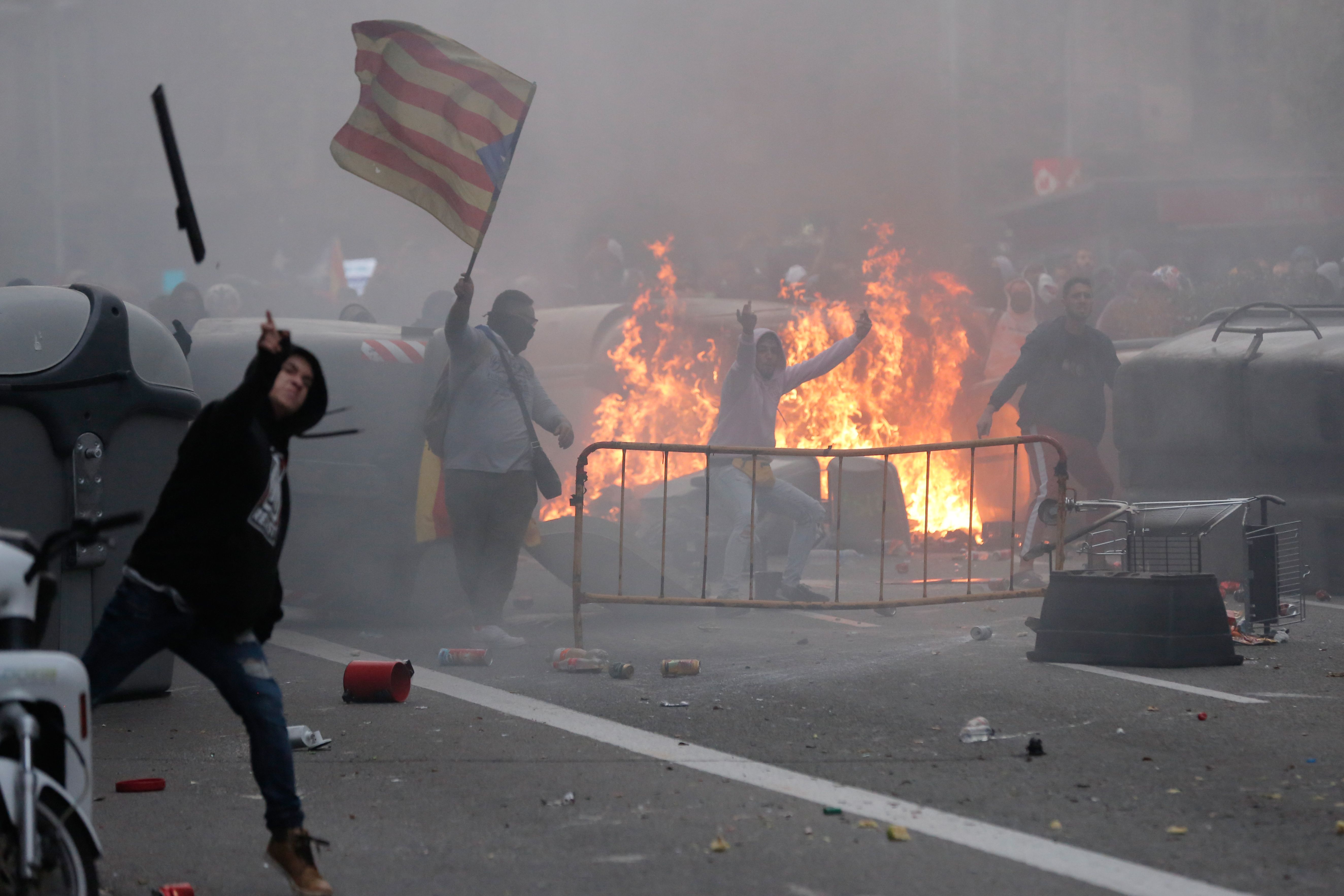 Los manifestantes exigen la liberación de los líderes secesionistas. (Foto Prensa Libre: AFP)