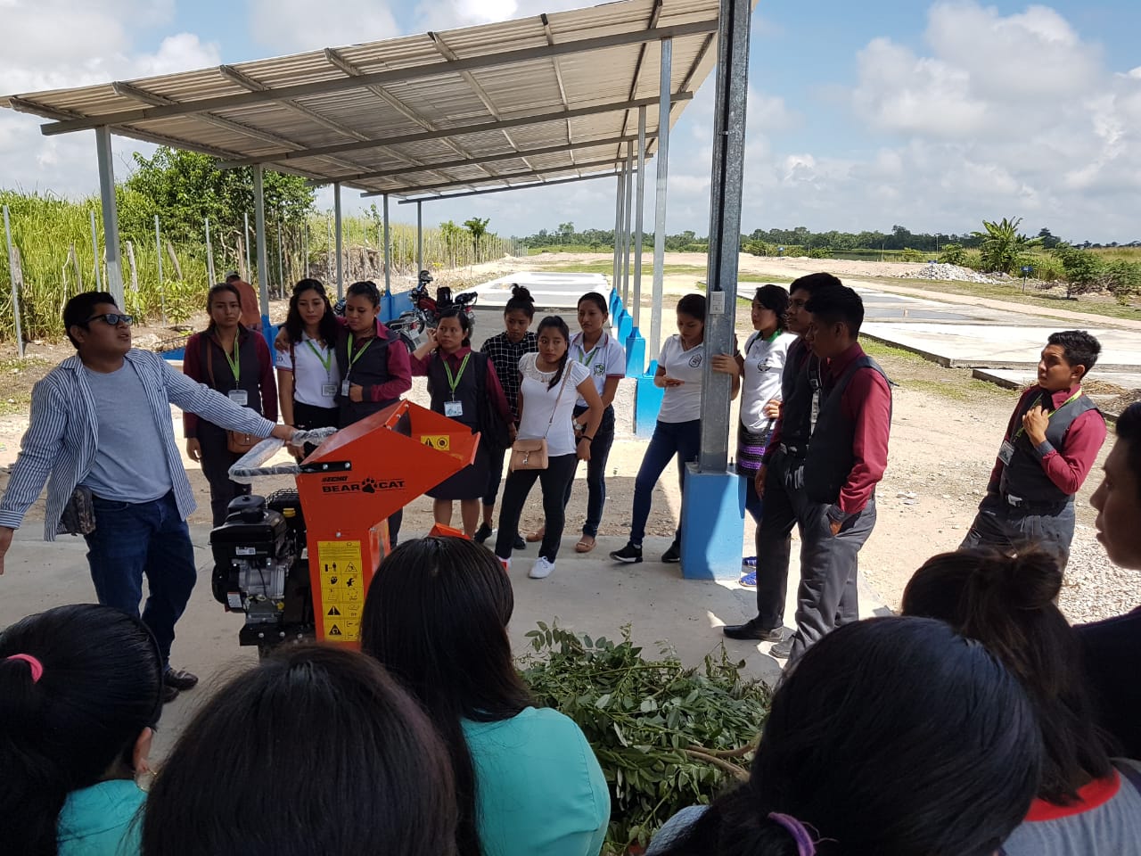 Vecinos de San Andrés, Petén, han sido capacitados sobre el manejo de desechos sólidos y reciclaje. (Foto Prensa Libre: Dony Stewart)