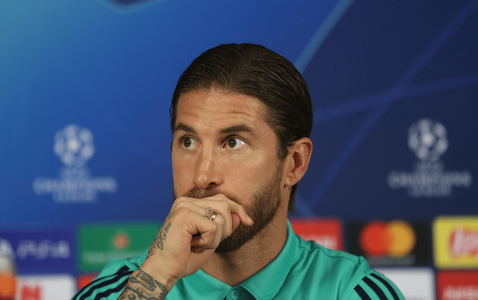 El capitán del Real Madrid, Sergio Ramos, aseguró que el camerino está comprometido con el técnico Zinedine Zidane. (Foto Prensa Libre: EFE)