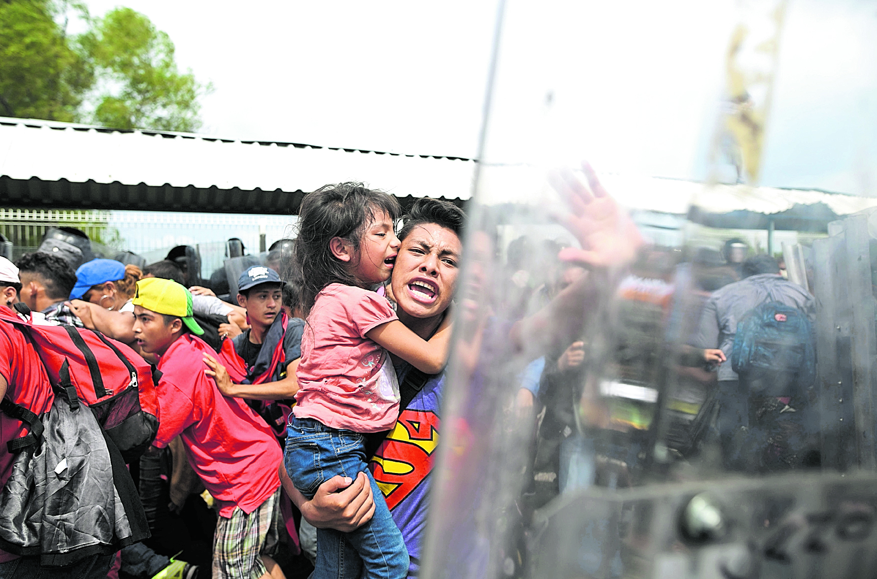 Un hombre con su hija intenta ser aceptado en la frontera mexicana en Ciudad Hidalgo. El irrespeto de los derechos humanos es una preocupación de grupos humanitarios. (Foto Prensa Libre: Hemeroteca PL)