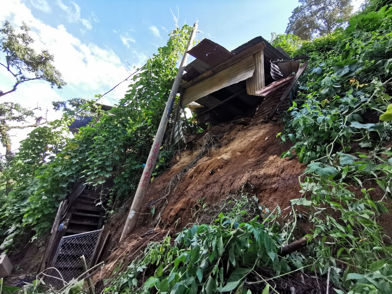 Las viviendas de la colonia Tierra Blanca podrían caer si la ladera en donde fueron construidas cede ante la lluvia. (Foto Prensa Libre: Andrea Domínguez)