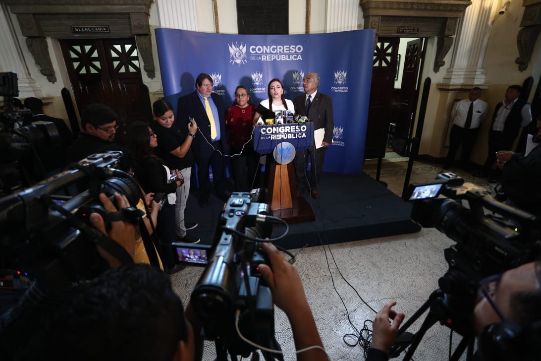 Los diputados que firmaron la carta pertenecen a los partidos Todos, Pan, FCN, Convergencia, Winaq y Urng. (Foto Prensa Libre Carlos Hernández Ovalle).