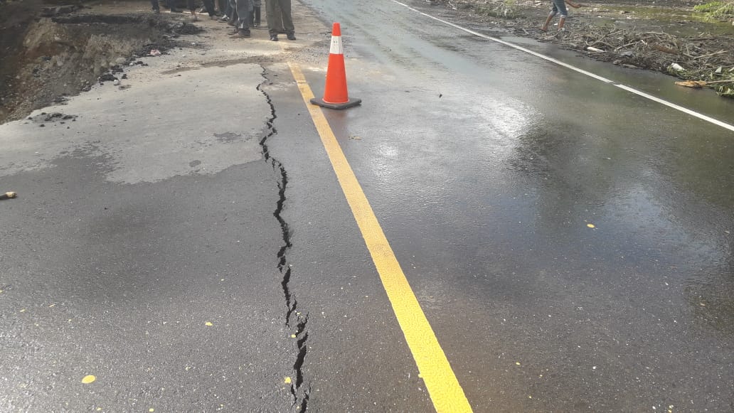 Un carril colapsó en  el kilómetro 212 en Camotán, Chiquimula. (Foto Prensa Libre: Conred)