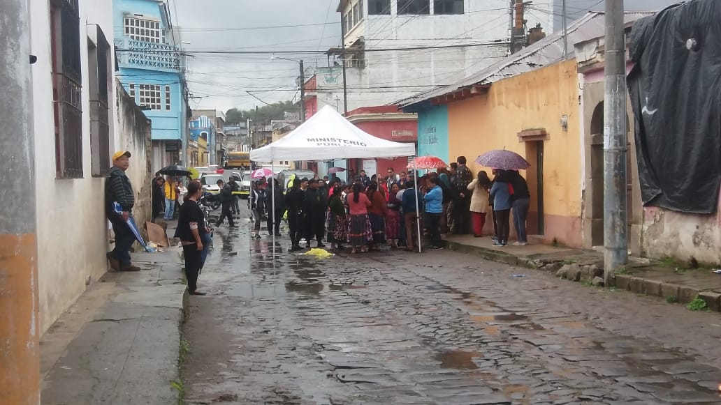 El motorista fallecido por un bus del trasporte Trigal fue reconocido por familiares. (Foto Prensa Libre: Raúl Juárez)