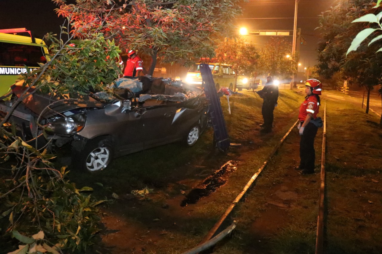 El vehículo accidentado este lunes por la madrugada en la Calzada Atanasio Tzul quedó totalmente destruido. (Foto Prensa Libre: Josvin Borrayo CBM)