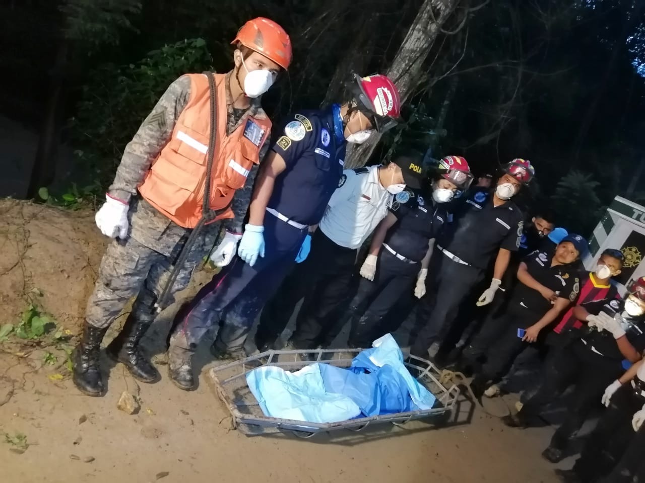 Bomberos, elementos del Ejército y la Policía Nacional Civil participaron en el rescate del niño. (Foto Prensa Libre Conred)