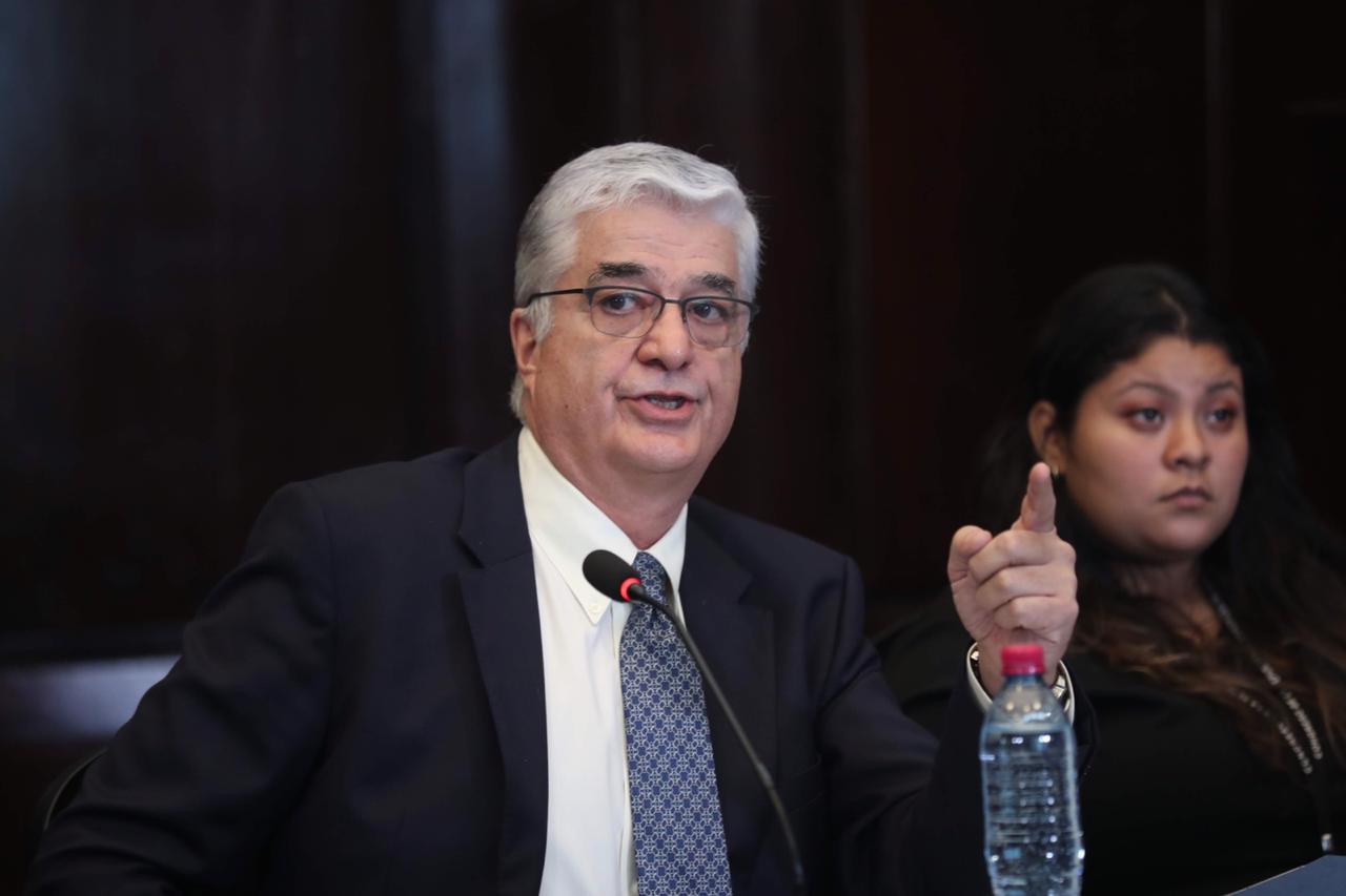 El exministro de Gobernación Carlos Vielmann se presentó en la comisión de la verdad del Congreso de la República. (Foto Prensa Libre: Miriam Figueroa)