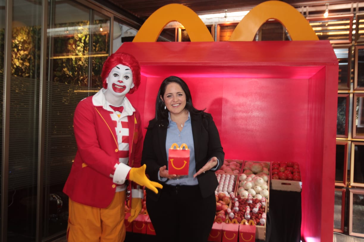 Alejandra Toledo y Ronald McDonald presentaron las evoluciones de la Cajita Feliz. Foto Prensa Libre: Norvin Mendoza