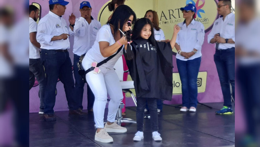 Después de donar los voluntarios muestran el cabello que es entregado. (Foto Prensa Libre: Dulce Rivera)