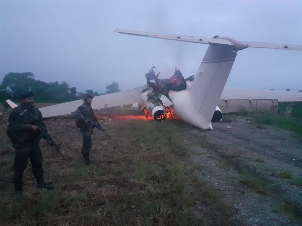 Una avioneta en llamas encontró la unidad militar al llegar a la comunidad Vista Hermosa, Ixcán, Quiché. (Foto Prensa Libre: Cortesía)