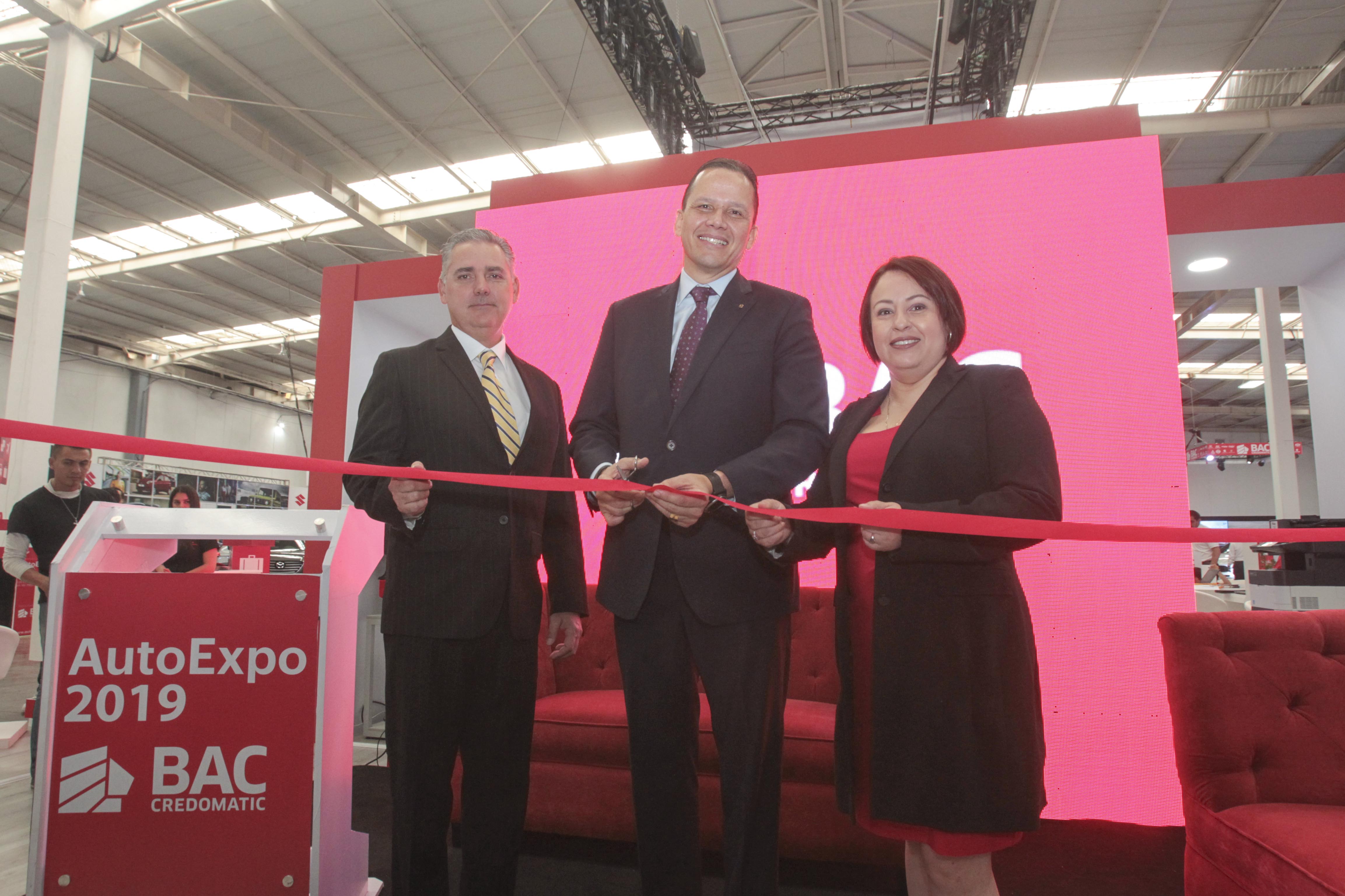 Representantes de BAC Credomatic y AIDVA inauguran la segunda edición de AutoExpo2019. Foto Prensa Libre: Norvin Mendoza