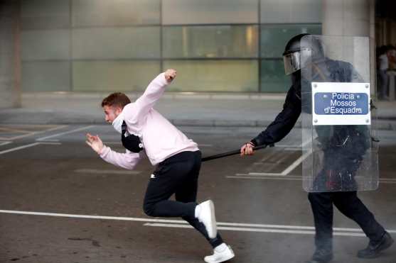 Las protestas fueron vigiladas por un fuerte dispositivo de seguridad que incluyó a la policía regional catalana como de los cuerpos estatales (Policía Nacional y Guardia Civil). (Foto Prensa Libre: EFE)