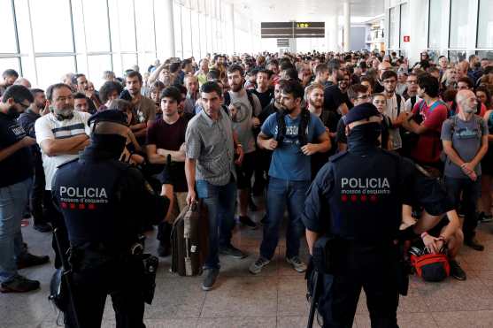 Debido a las protestas, las aerolíneas cancelaron la salida de más de 10 vuelos.  (Foto Prensa Libre: EFE)