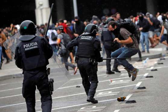 Los momentos más tensos se vivieron en el aeropuerto barcelonés de El Prat, donde cientos de personas se concentraron en las instalaciones, especialmente en la zona entre el aparcamiento y la terminal 1. (Foto Prensa Libre: EFE)