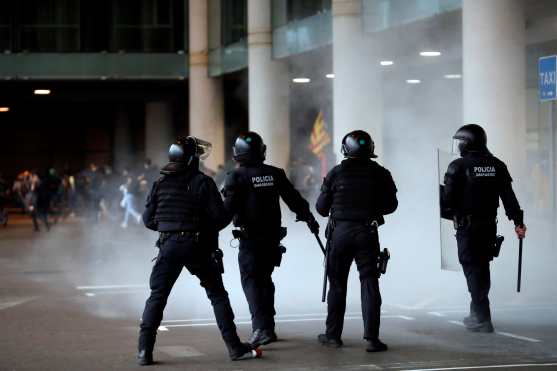 En Gerona, un centenar de personas invadió las vías cerca de la estación de tren, ya que las instalaciones están protegidas por un fuerte dispositivo policial. (Foto Prensa Libre: EFE)

