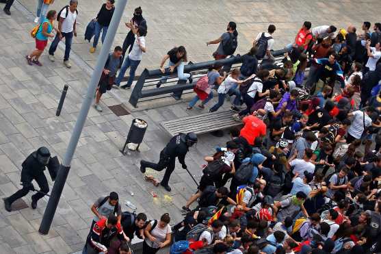 La manifestación también interrumpió la circulación de trenes de alta velocidad entre Barcelona y la frontera francesa. (Foto Prensa Libre: EFE)