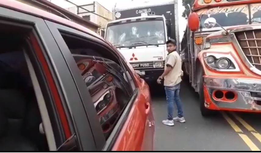 La agresión fue provocada por el piloto y copiloto de un bus de los transportes Aurora. (Foto Prensa Libre: captura de pantalla)