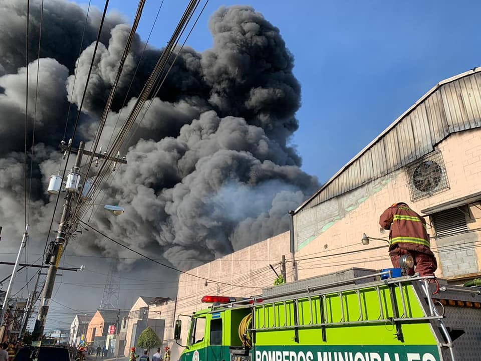 Los bomberos controlaron el incendio después de cuatro horas. (Foto Prensa Libre: Esbin García)