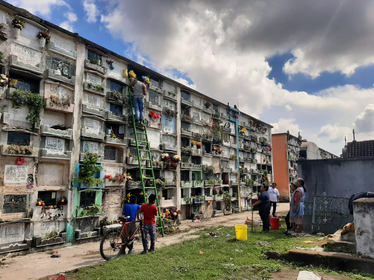 Familias llegan a limpiar y enflorar los nichos y tumbas de sus seres queridos. (Foto Prensa Libre: Andrea Domínguez)