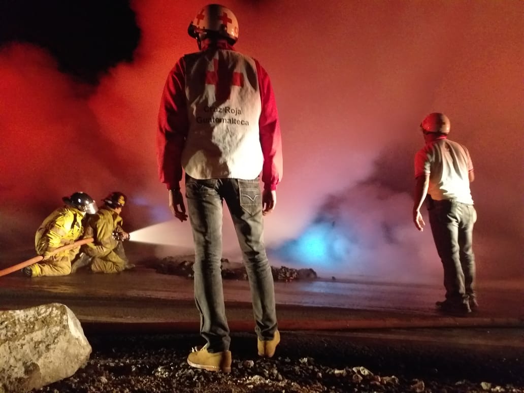 El incendio fue atendido por personal de la Cruz Roja y los Bomberos Voluntarios. (Foto Prensa Libre: Cruz Roja Guatemala)