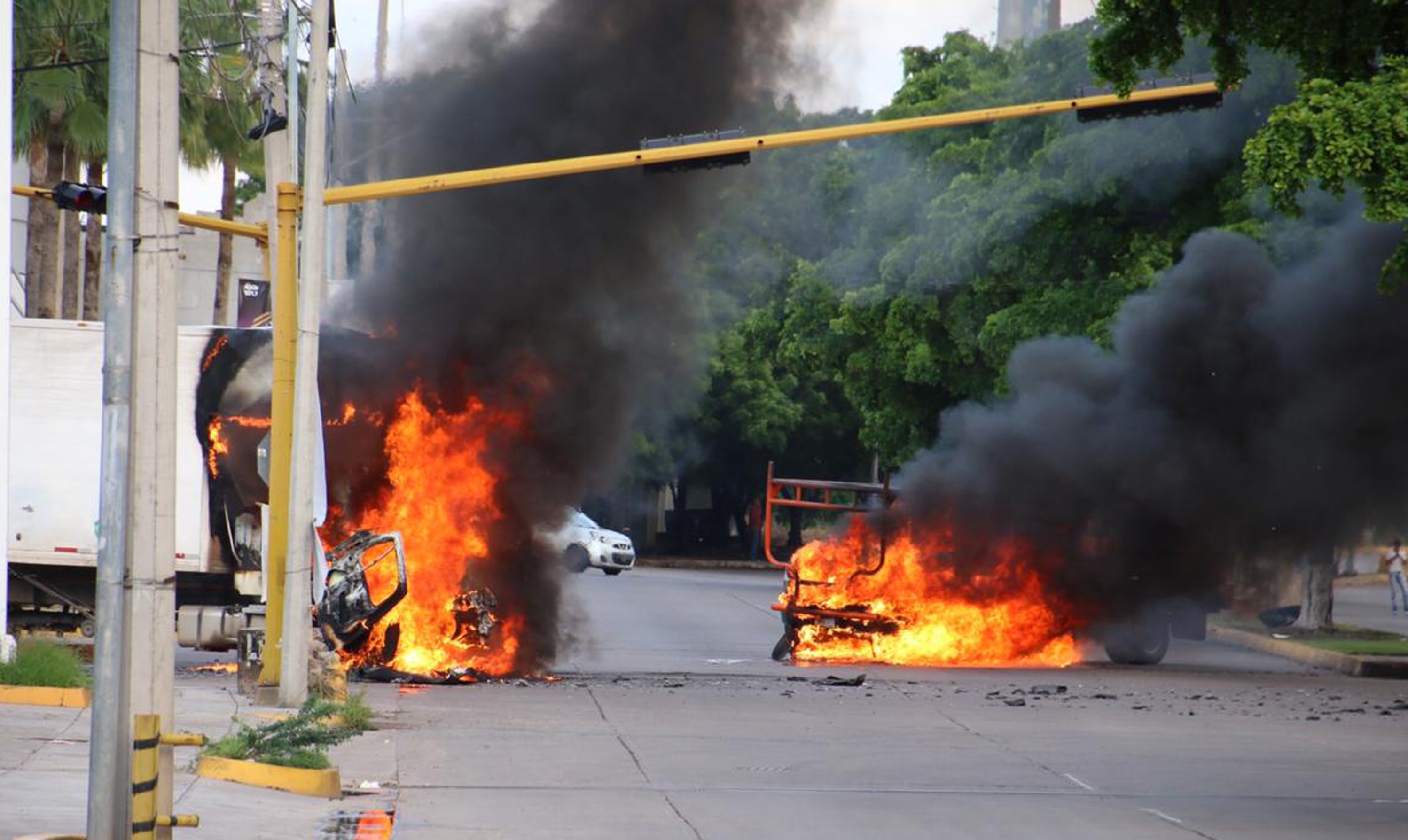 Según versiones oficiales hay 21 personas lesionadas por arma de fuego y, aunque todavía "sin confirmar", se contabiliza la muerte de varios miliares y miembros de la Guardia Nacional, además de "dos o tres civiles".  Fotografía Prensa Libre: AFP. 