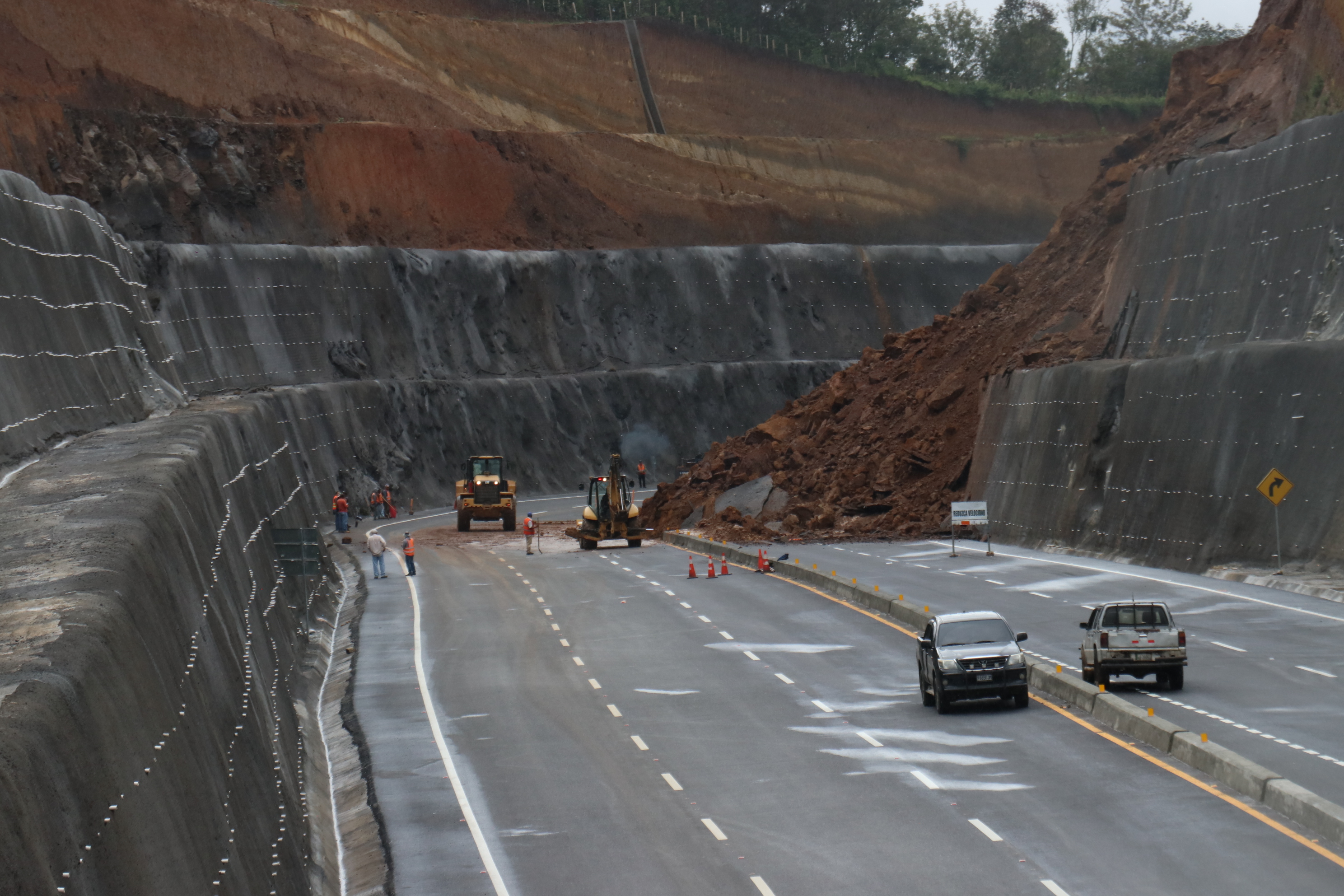 El Ministerio de Comunicaciones explicó  recientemente que la compañía constructora Conasa reducirá el ángulo de los  taludes y que  de 75 grados  pasarán a ser de 40,  para evitar más derrumbes y con ello habilitar nuevamente el paso. (Foto Prensa Libre: Víctor Chamalé).