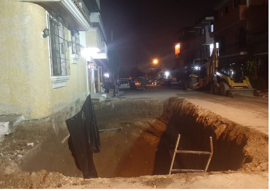 En enorme agujero alarma a los vecinos. (Foto Prensa Libre: Andrea Domínguez)